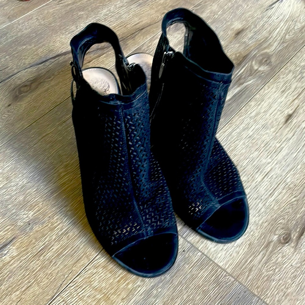 Vince Camuto black sandals size 8.5
